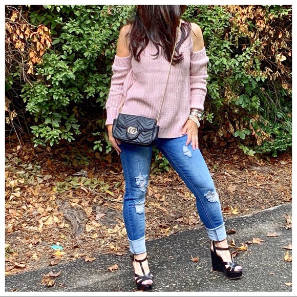 Beautiful cold shoulder sweater - Picture 3 of 7